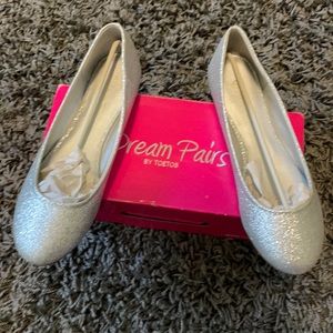 Size 10 Dream Pairs Silver Glitter Flats